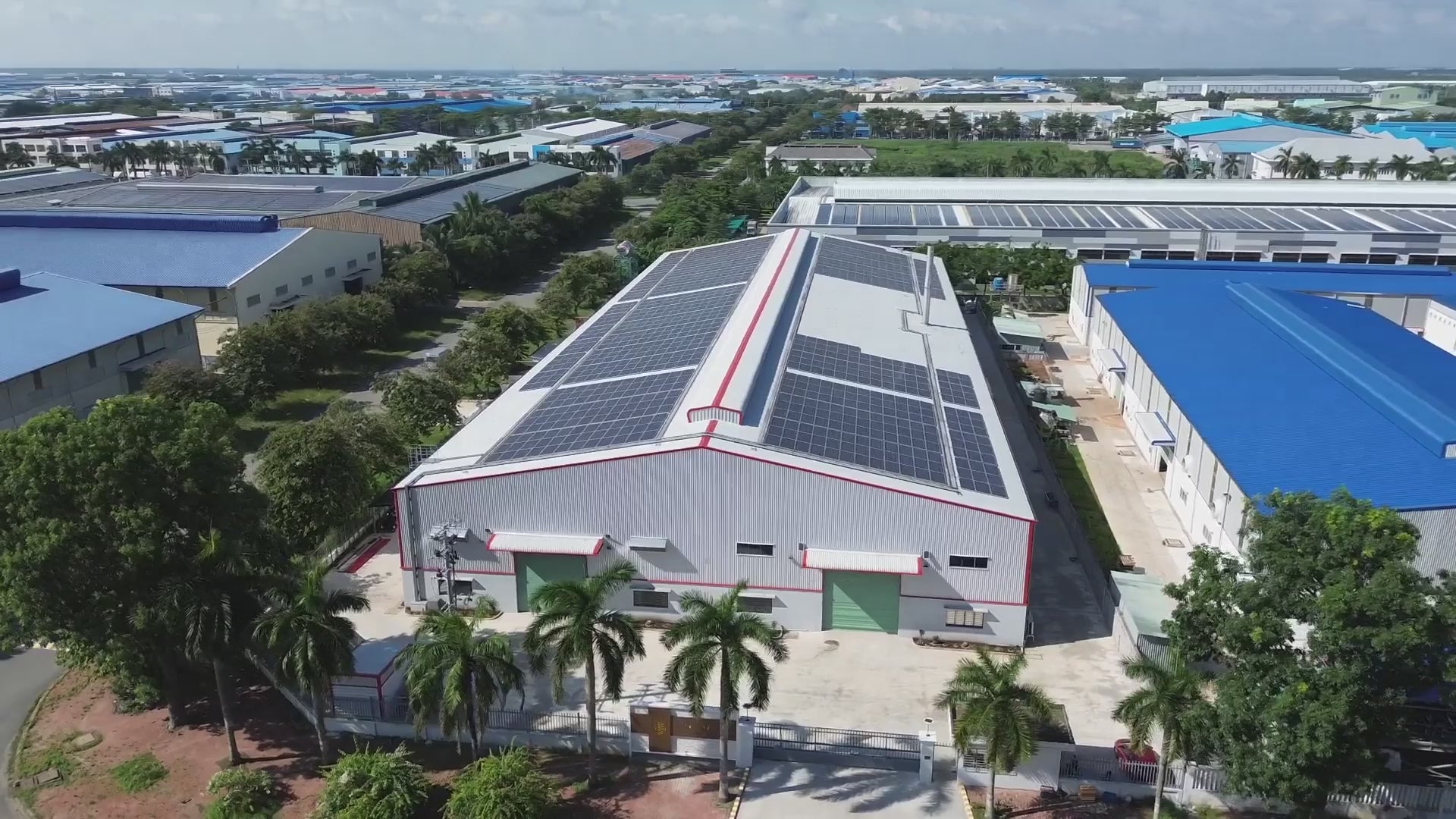 Load video: Made with Clean Energy. Every Varo product is designed, developed, and crafted at our partner smart factory in Malaysia, powered by over 70% renewable solar energy.